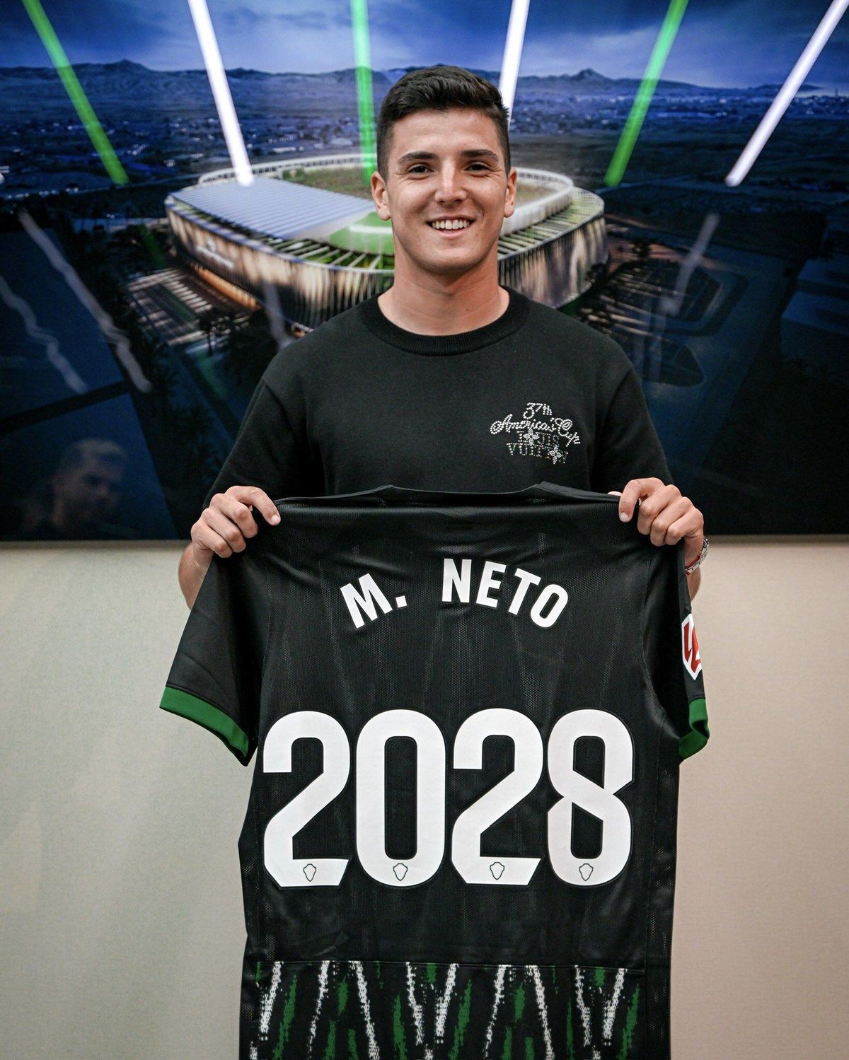 Martim Neto posa con la segunda equipación del club.
