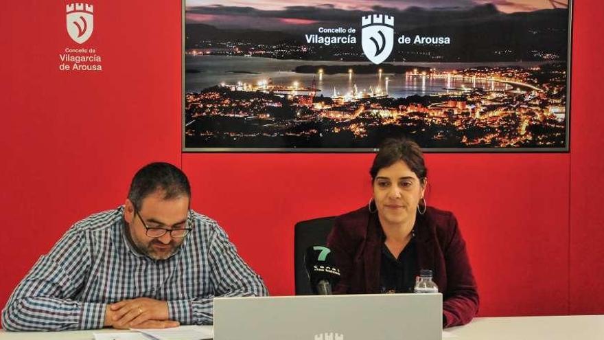 Los concejales socialistas Lino Mouriño y Tania García cargaron contra el Puerto. // Iñaki Abella