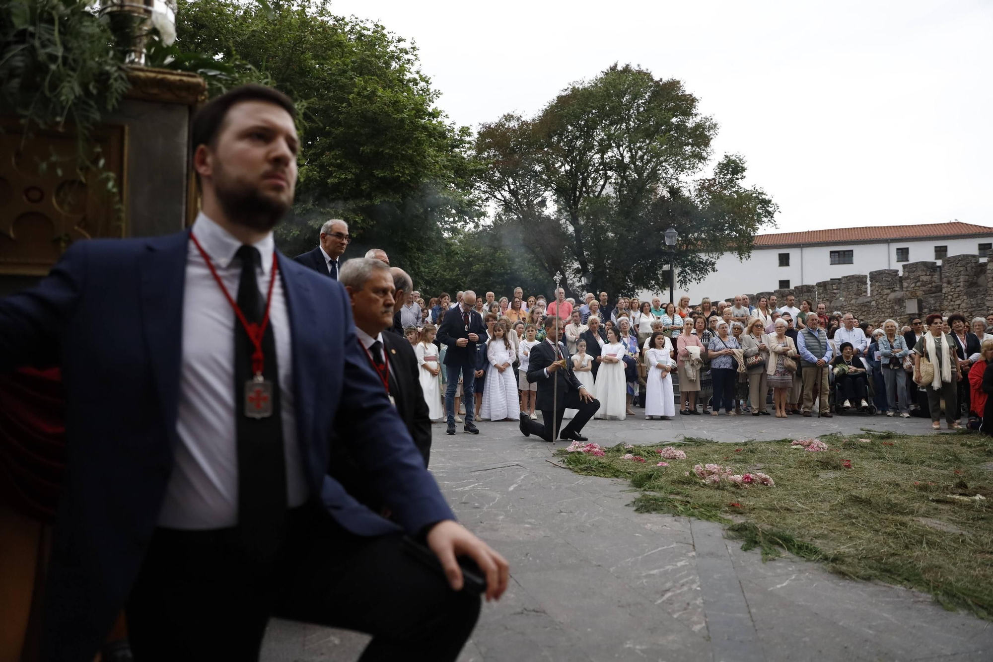 Pétalos, incienso, niños... así fue la procesión del Corpus Christi en Gijón (en imágenes)