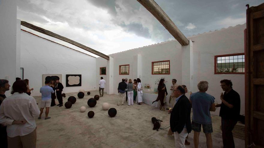 Gent passejant per l'exposició dels artistes José Maria Aurora i Yoyo Balagué