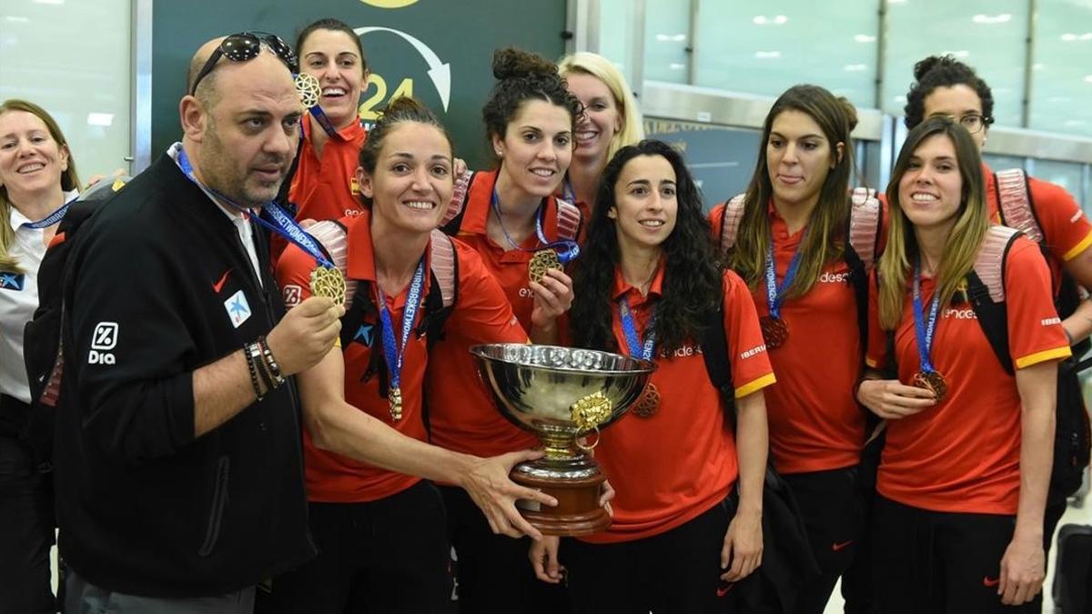 La selección, con Lucas Mondelo y Laia Palau a la cabeza, a su llegada al aeropuerto de Madrid