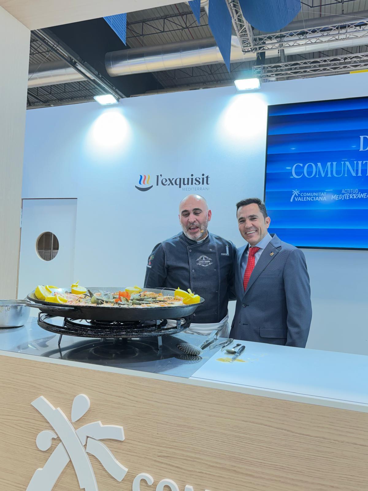 El alcalde con el chef local Rafa Corresa.