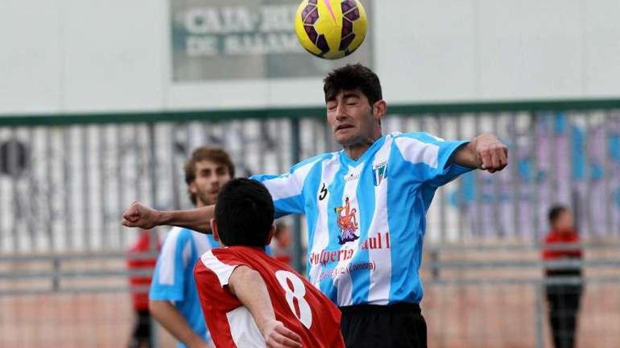 Un jugador del Racing cabecea un balón, ayer.