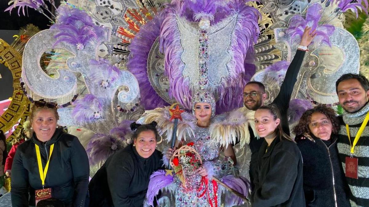 Miembros del equipo La Tribu Designer, con la reina adulta del Carnaval de Los Llanos de Aridane 2023.