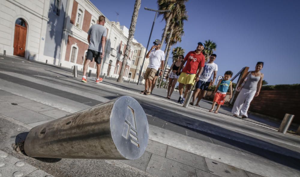 El paseo del Puerto ofrece una imagen de abandono, con escaleras rotas, suciedad, desconchones y pintadas