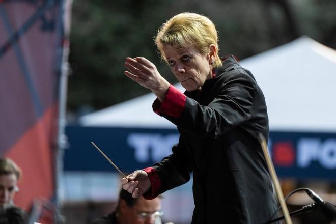 Marin Alsop dirige a la Philharmonia Orchestra de Londres y al Orfeó Català en la Plaça de Catalunya con motivo del Año Gaudí
