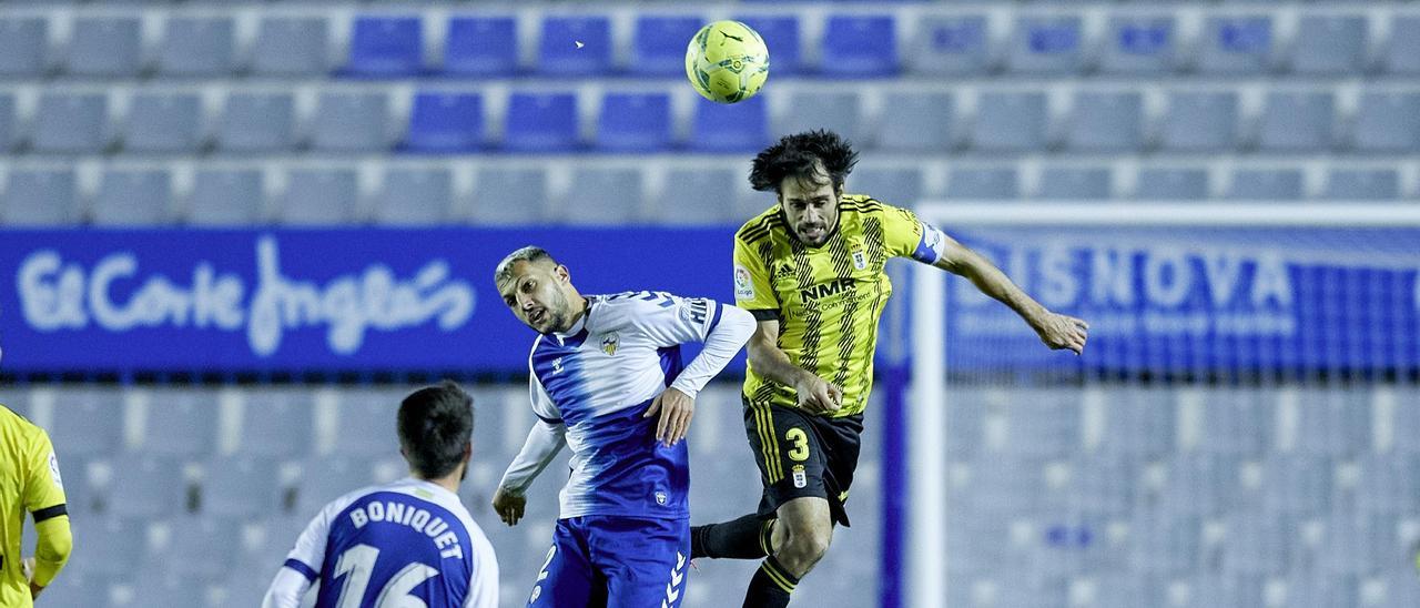 Arribas, a la derecha, disputa un balón con Stoichkov, del Sabadell