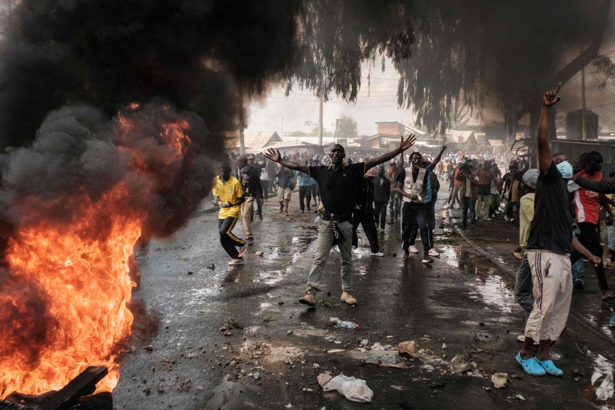 Protesta masiva convocada por el líder de la oposición Raila Odinga, afirma que le robaron las últimas elecciones presidenciales de Kenia y culpa al gobierno por el aumento del costo de vida en Nairobi.