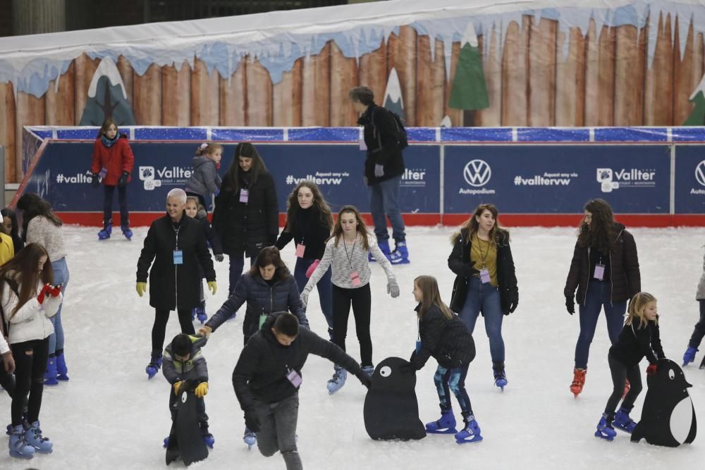 La pista de gel de Girona s'omple de patinadors