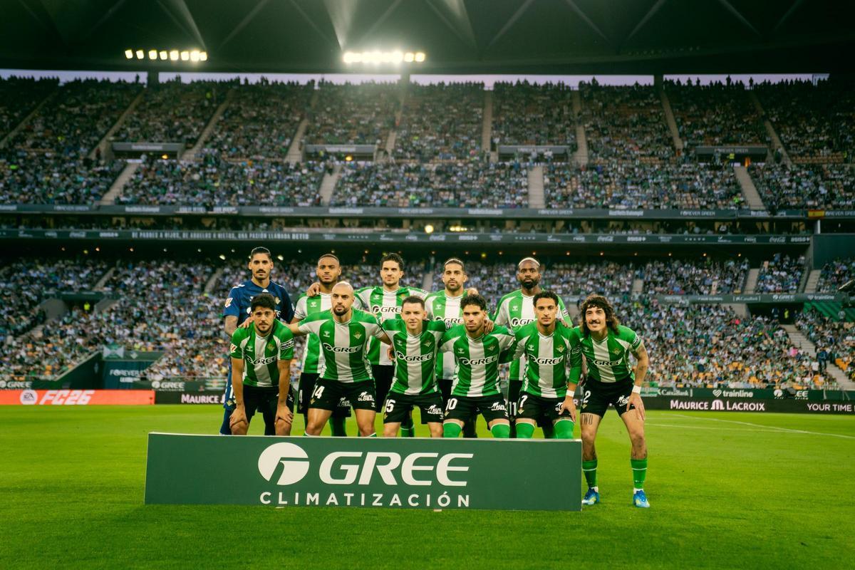 Los jugadores del Betis posan en el partido ante el Real Madrid de LaLiga EA Sports
