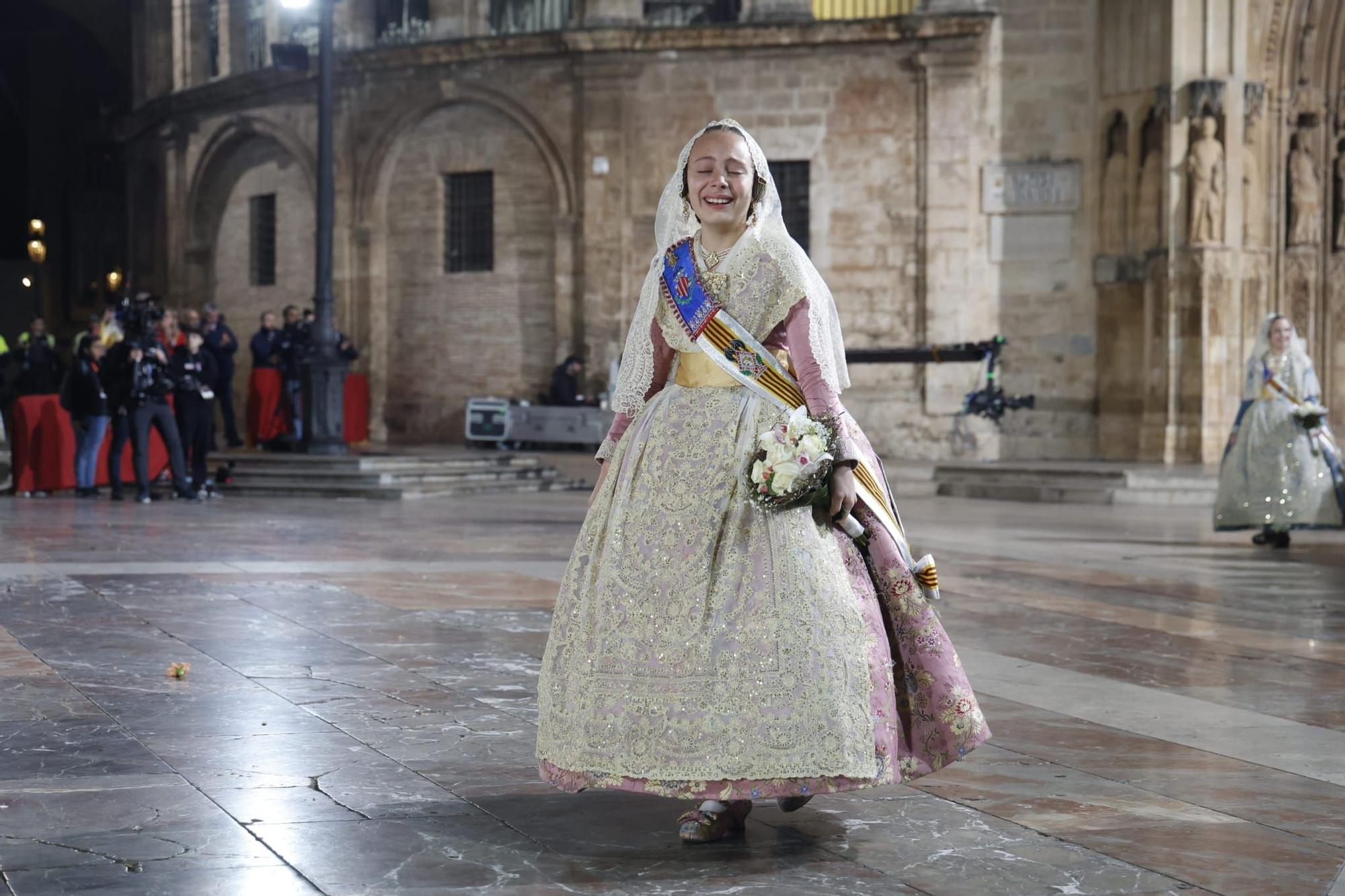 Ofrenda Fallas 2023 | Así ha sido la llegada de Paula Nieto a la plaza de la Virgen