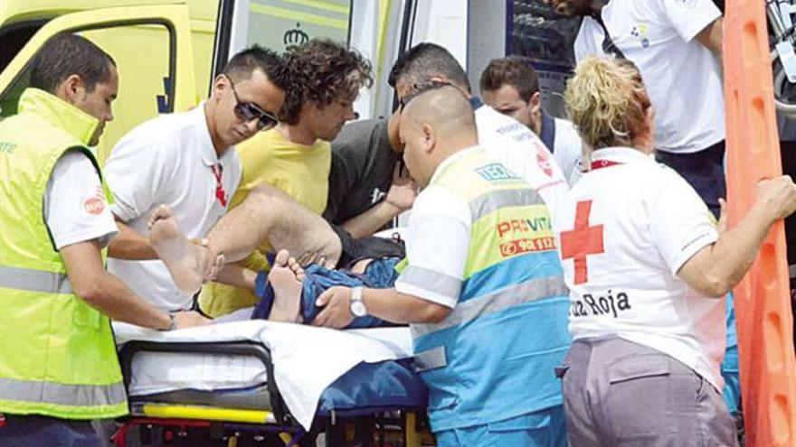 Sanitarios, ayer, atendiendo al herido.