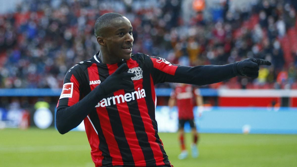 Moussa Diaby celebra un tanto con el Bayern Leverkusen.