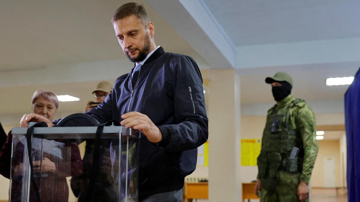 Head of the central electoral commission of the self-proclaimed Donetsk people's republic Vladimir Vysotsky visits a polling station ahead of the planned referendum in Donetsk