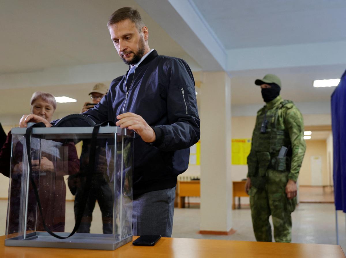 Head of the central electoral commission of the self-proclaimed Donetsk peoples republic Vladimir Vysotsky visits a polling station ahead of the planned referendum in Donetsk