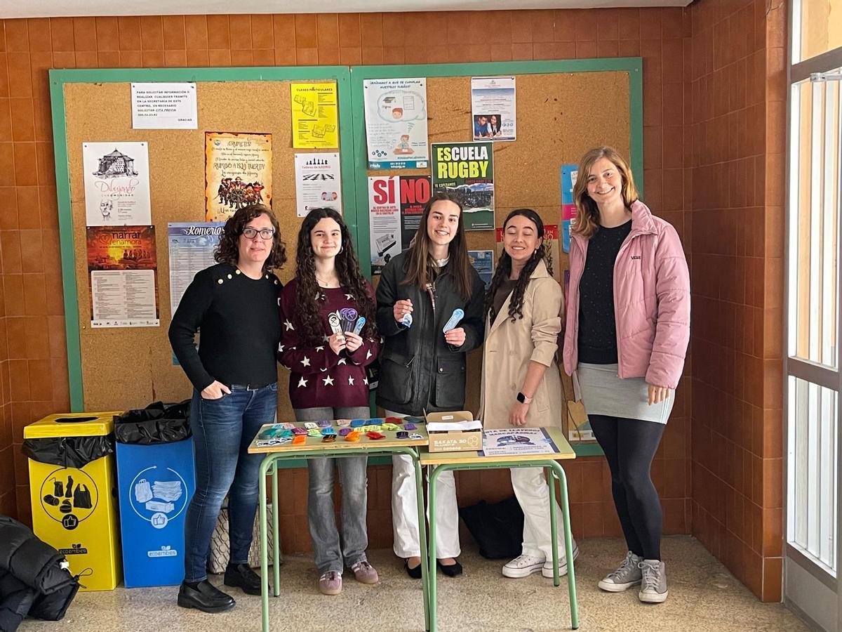 Alumnas del IES Maestro Haedo, con su profesora Alicia Sampedro. Alumnas del IES Maestro Haedo, con su profesora Alicia Sampedro.