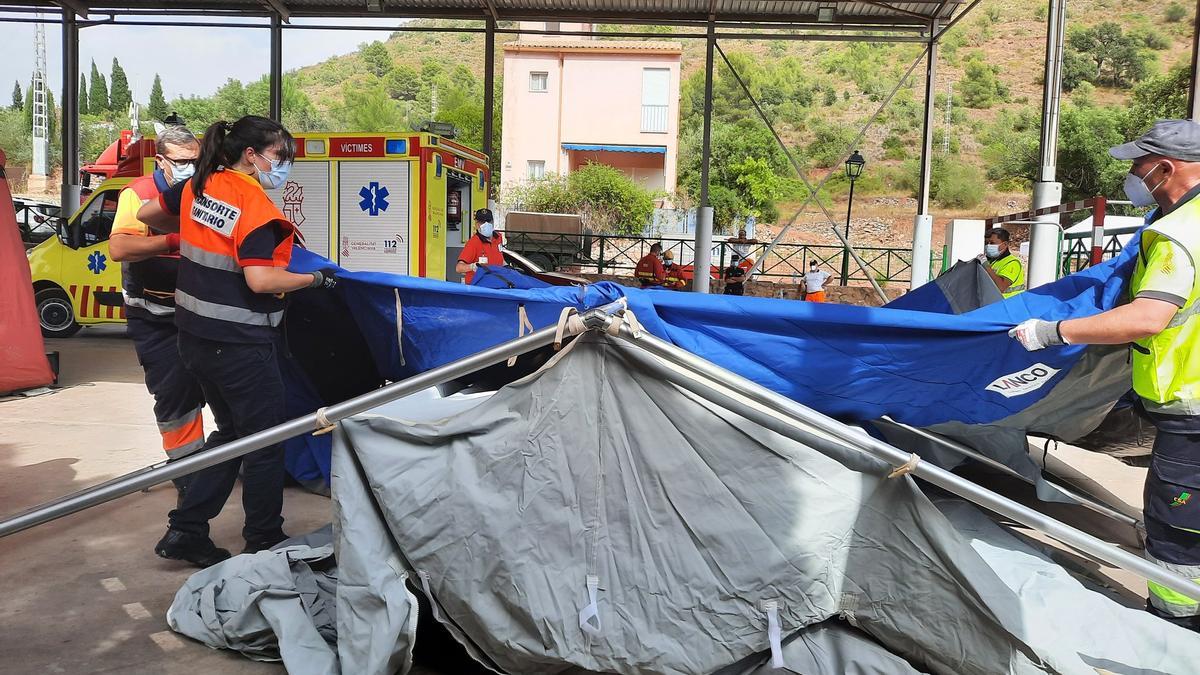 Montan un hospital de campaña en el centro de coordinación del incendio de Azuébar.