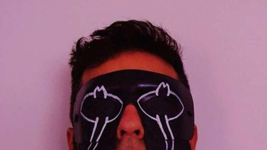 El dibujante Pablo Gallo, con su máscara. la opinión