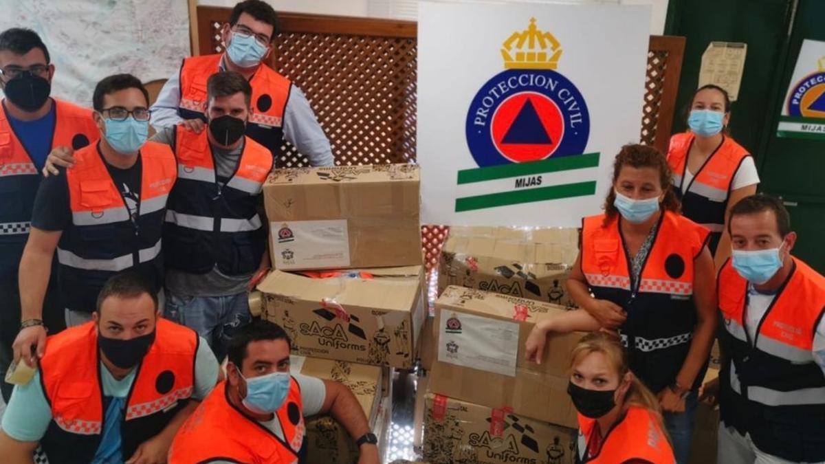 Imagen de los voluntarios de Protección Civil que han organizado y enviado material a La Palma.