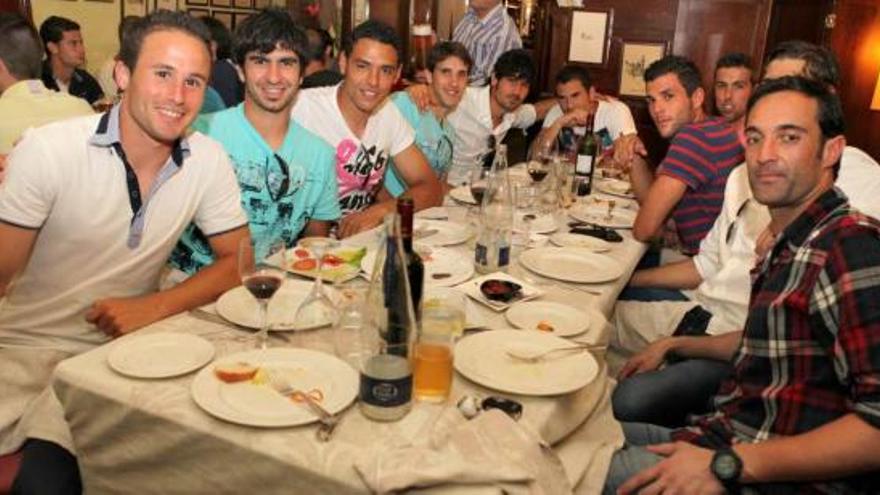 Los jugadores del Alcoyano, junto a su entrenador, ayer en el restaurante Juliet.