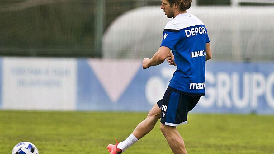 El madrileño Keko Gontán golpea el balón. |  // CASTELEIRO / ROLLER A.