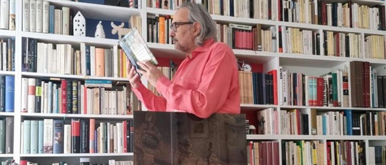Miguel Munárriz, rodeado  de sus amados libros.