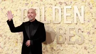 Vídeo | Los abucheos al discurso de Jo Koy contra 'Oppenheimer' y 'Barbie' en los Globos de Oro 2024