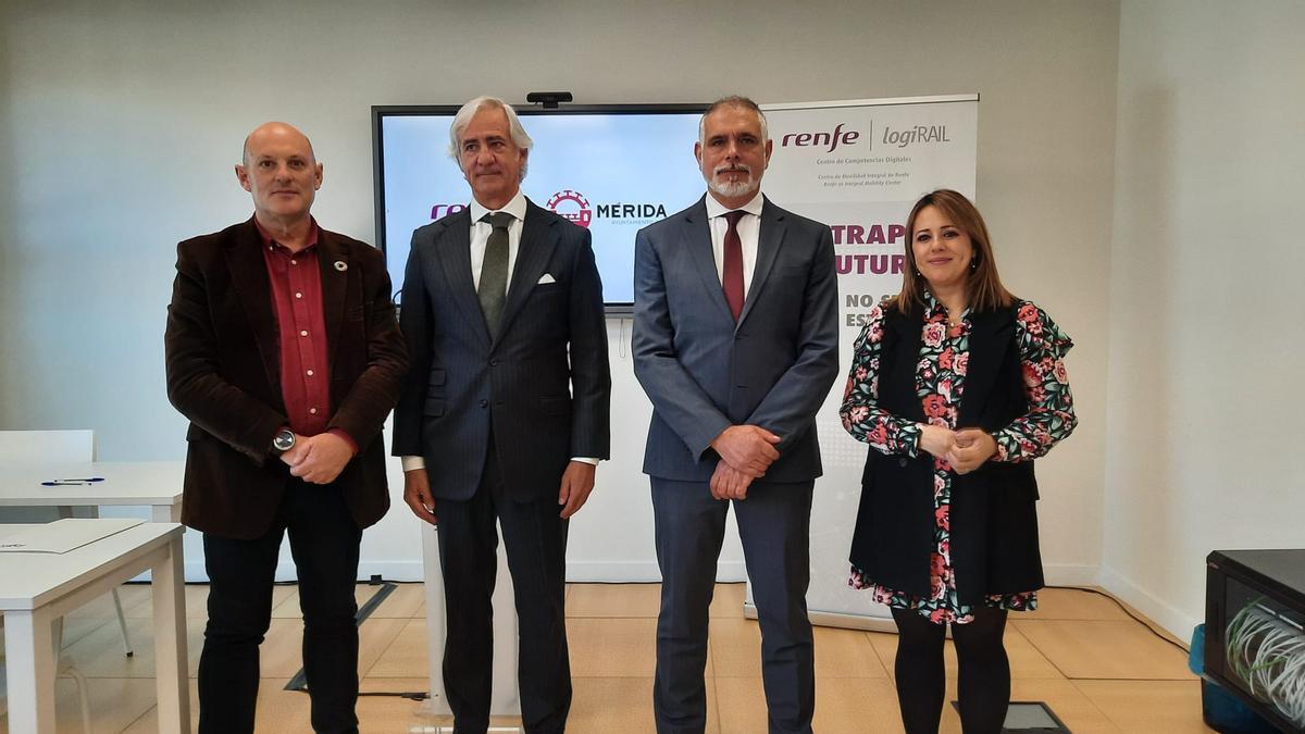 Asistentes a la firma del protocolo entre Renfe y el Ayuntamiento de Mérida.