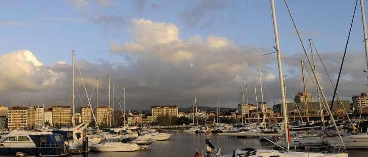 Embarcaciones en el puerto deportivo de Vilagarcía. // Noé Parga