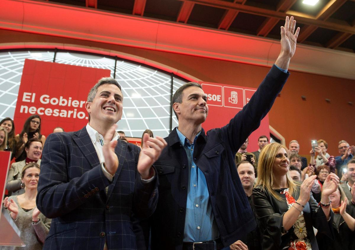 Pedro Sánchez con Pablo Zuloaga en un acto del PSOE en Santander (Cantabria)