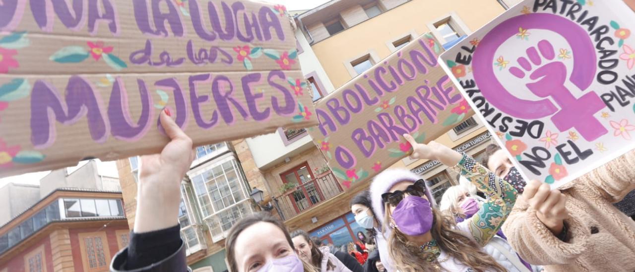 Asturias se tiñe de morado por el Día de la Mujer: "El 8M sigue haciendo mucha falta"