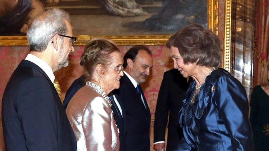 La poeta María Victoria Atencia (2i) saluda a la Reina Sofía momentos antes de de recibir de sus manos el XXXIII Premio Reina Sofía de Poesía Iberoamericana, que concede Patrimonio Nacional y la Universidad de Salamanca.