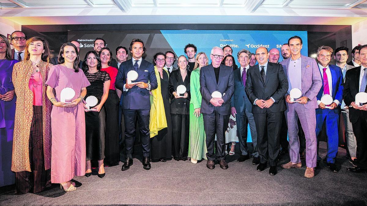 Foto de familia de los premiados y directivos de Porcelanosa Grupo en la gala correspondiente al 2024.