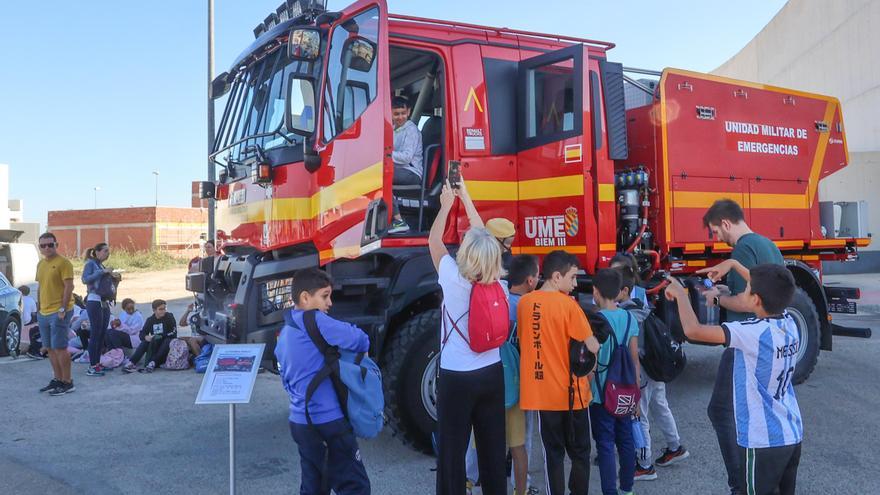 Exhibición de unidades de emergencias y exposición de la Unidad Militar de Emergencias en Cox