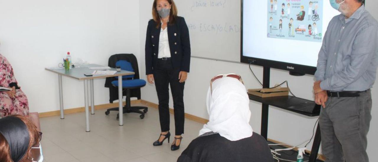 La consejera insular de Empleo, Lola García, dirigiéndose a las alumnas. |