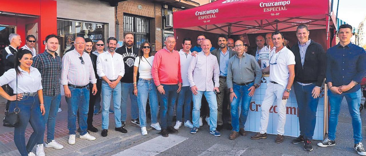 Foto de familia de los participantes, con representantes de Máxima de Bebidas.