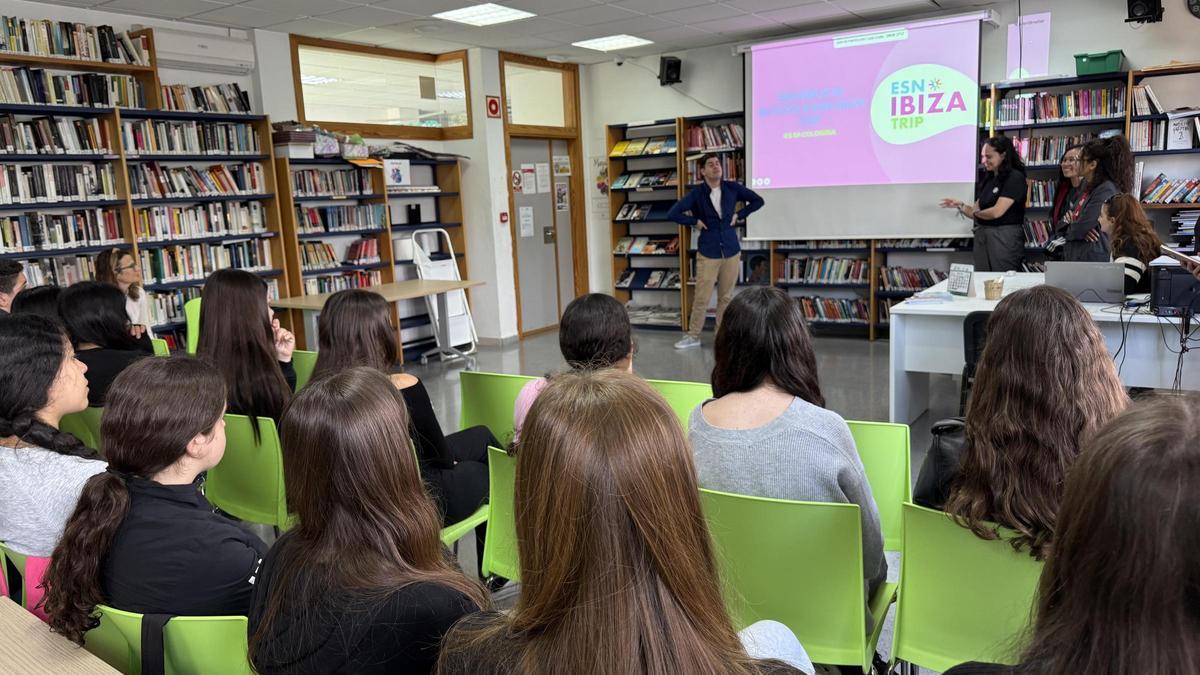 Un momento de la charla sobre el programa de movilidad internacional educativa en el IES Sa Colomina.