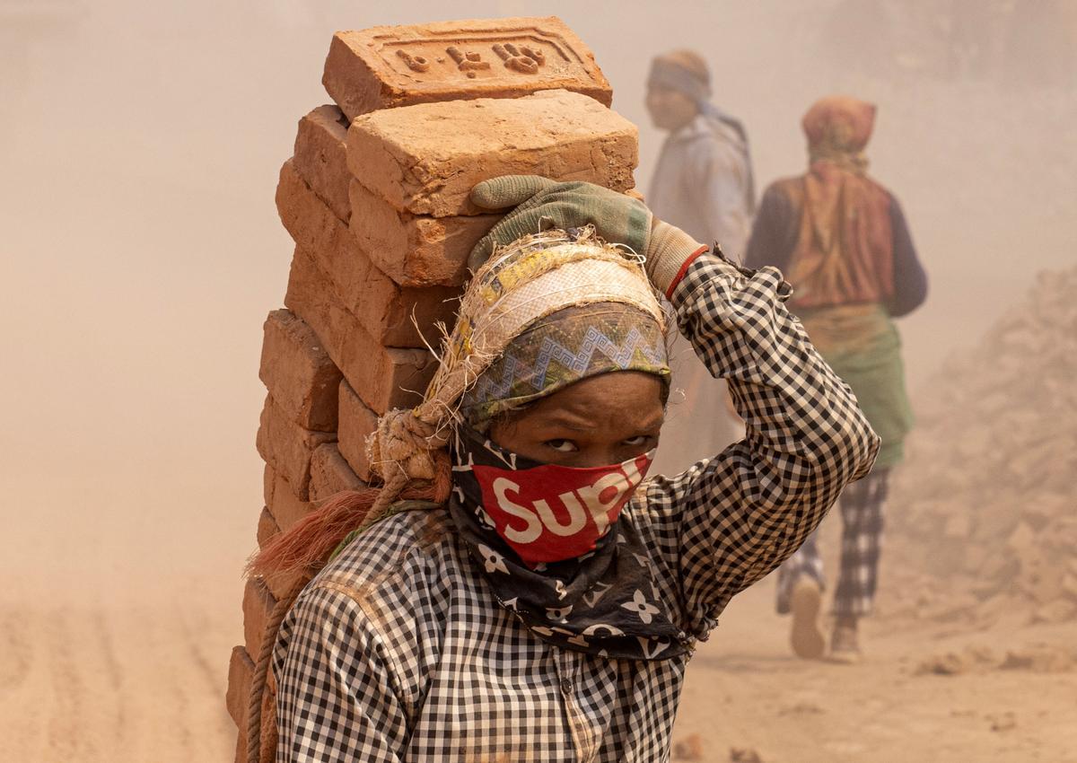 Un día en una fábrica de ladrillos en Nepal