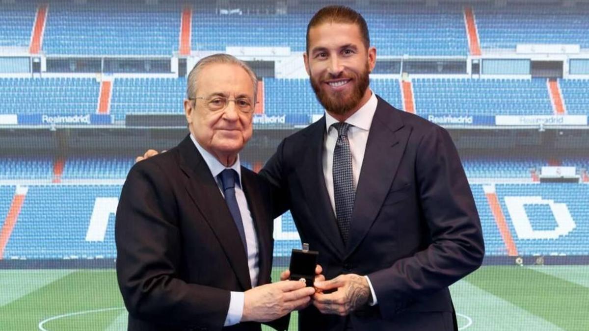 Sergio Ramos, en el acto de despedida del Real Madrid posando con Florentino