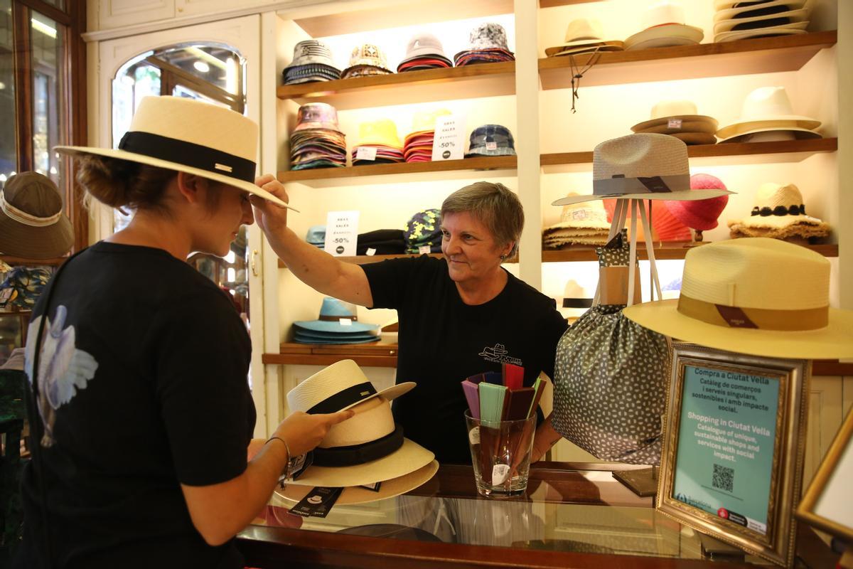 Campaña para promocionar tiendas singulares, como la Sombrerería Mil, entre los turistas alojados en hoteles de Ciutat Vella
