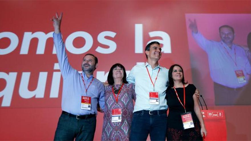Sánchez se hace con todo el poder del nuevo PSOE