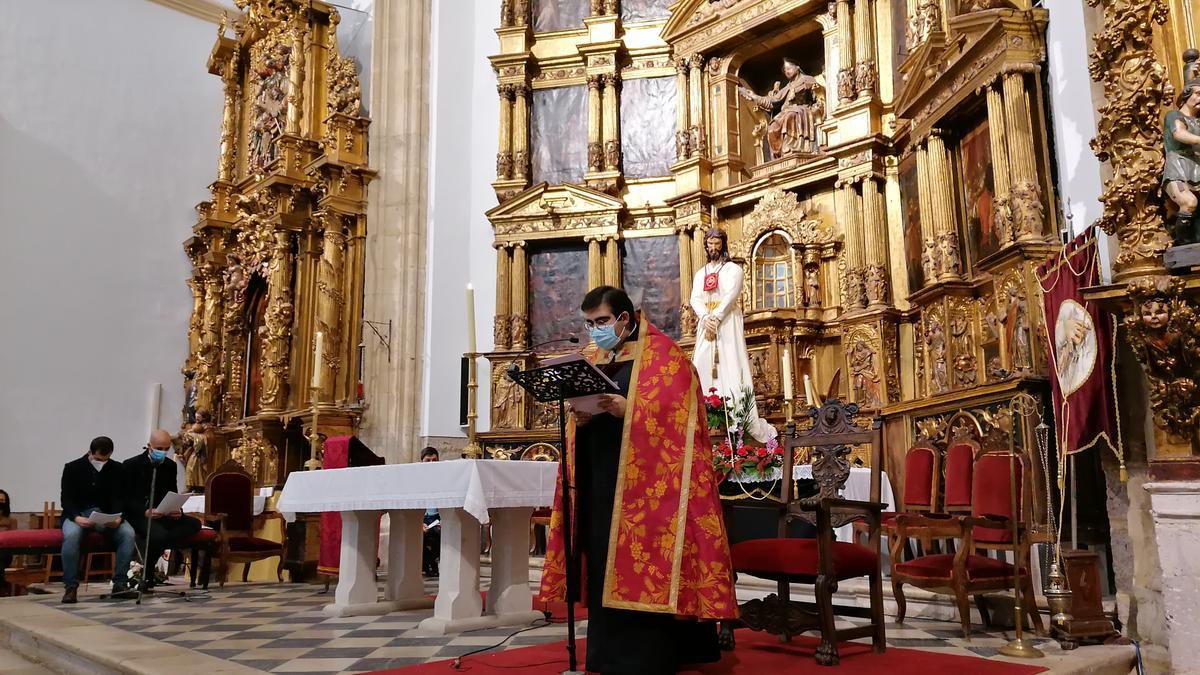 El párroco lee una de las oraciones elegidas para el acto religioso celebrado en San Julián