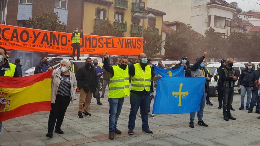 Miembros del colectivo de vendedores protestan ante la casa de Barbón para reclamar la vuelta de los mercadillos