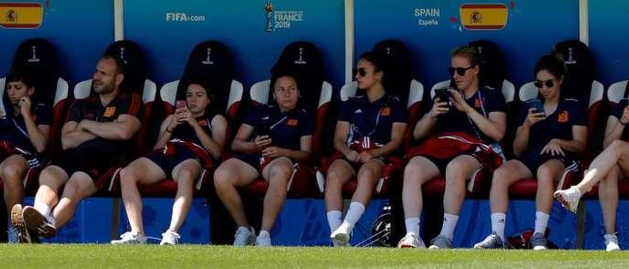 Jugadoras y técnicos de la selección española de fútbol femenina, ayer, en uno de los banquillos del Stade Auguste Delaune (Reims), escenario del partido ante Estados Unidos.