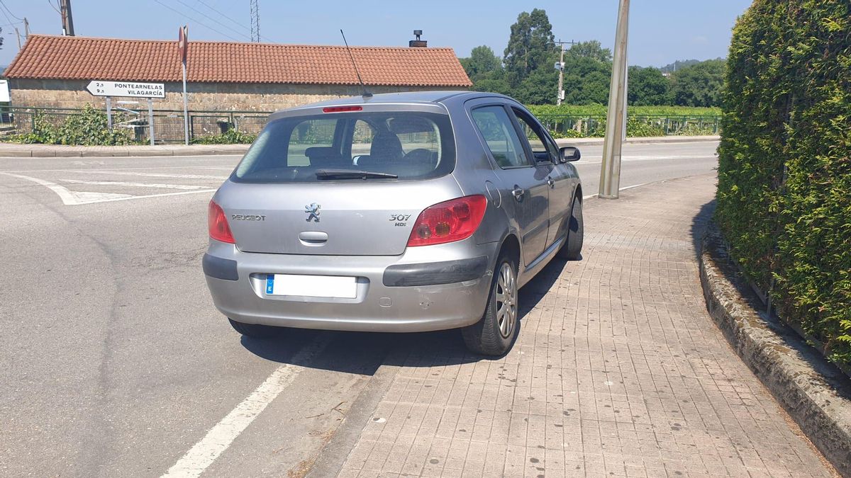 Coche accidentado en las inmediaciones de la piscina de Ribadumia