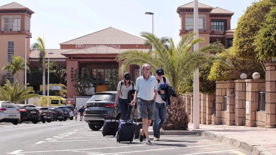 Huéspedes abandonando el hotel.