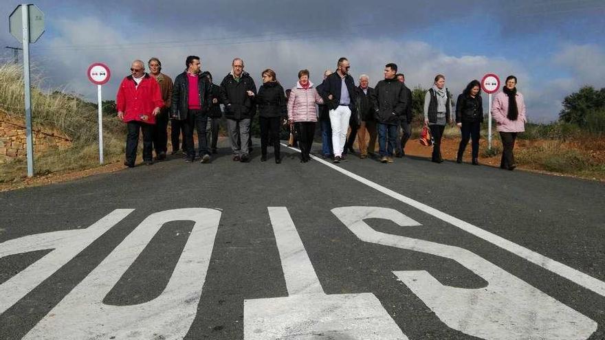 La presidenta de la Diputación, Mayte Martín, recorre el vial con alcaldes..