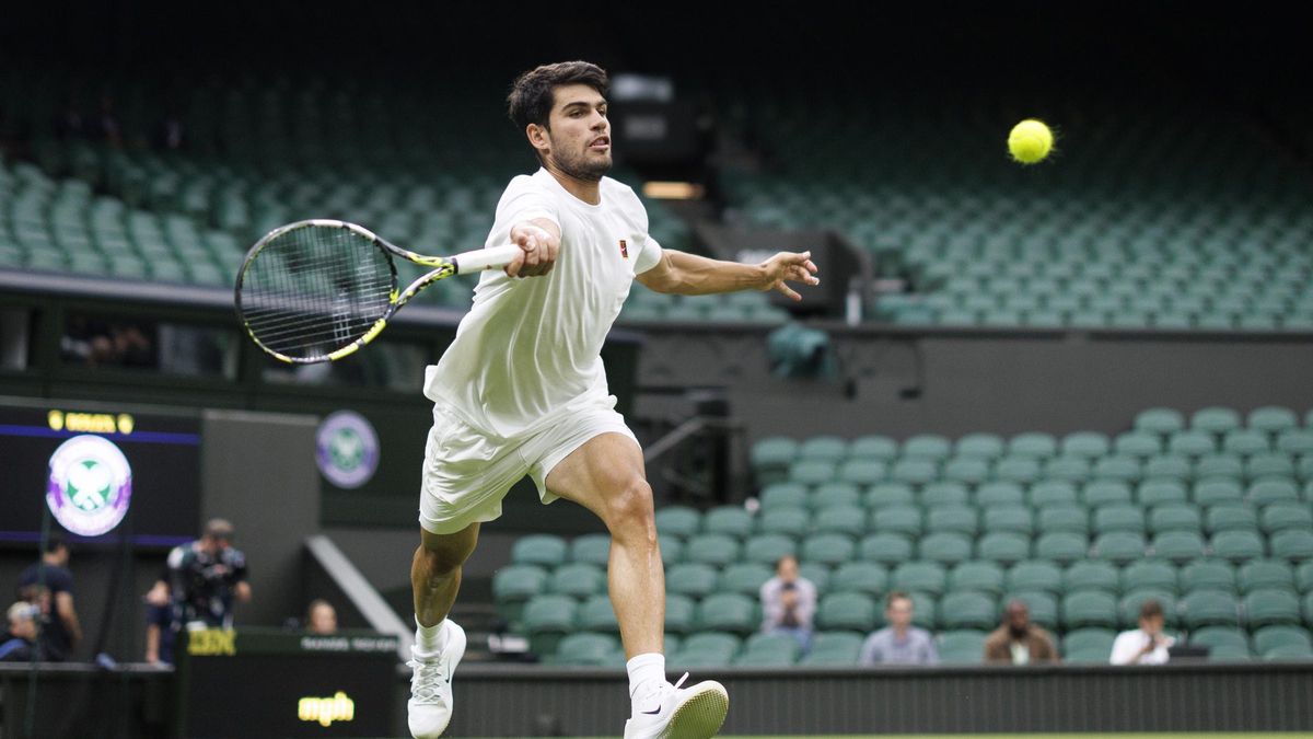 Carlos Alcaraz enterna sobre la pista central de Wimbledon.