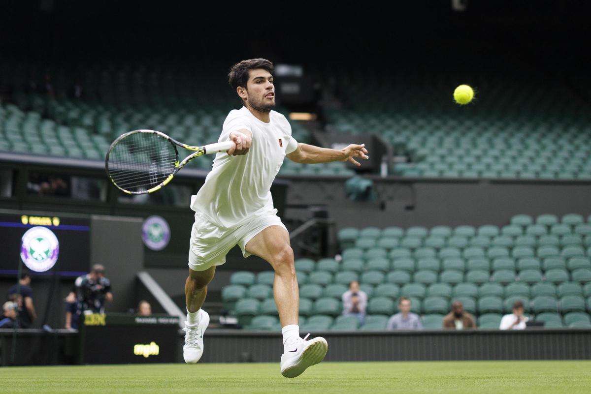 Carlos Alcaraz enterna sobre la pista central de Wimbledon.