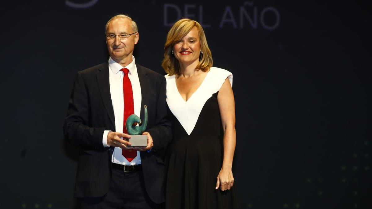 Ángel Luis Monge, director de la Universidad de la Experiencia, recoge el premio al Aragonés del Año en la categoría de Valores Humanos de la mano de Pilar Alegría